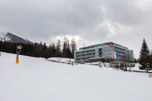 Hotel in Tirol mit Berge im Hintergrund